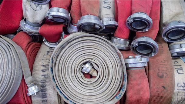 Verrückter Versuch: Wasser mehr als 60 Kilometer pupmen? Feuerwehrschläuche waren beim Weltrekordversuch im Einsatz.