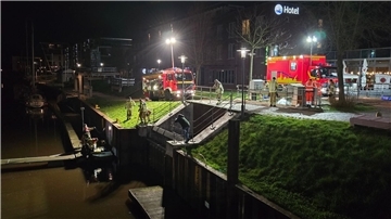 Feuerwehrtaucher untersuchen den Hafen in Stade.