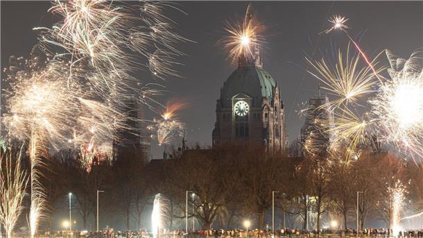 Silvester: Innenministerin Behrens will den Weg zum Böllerverbot nicht mitgehen Feuerwerk explodiert am Himmel über dem Maschsee und dem Neuen Rathaus in Hannover.
