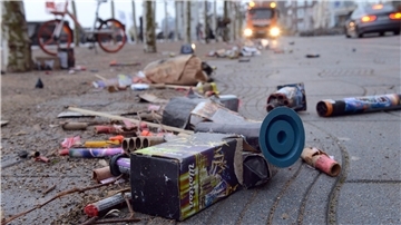 Die Reste vom Silvester-Feuerwerk liegen mancherorts wochenlang auf den Straßen herum.
