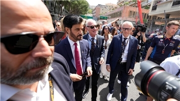 Fia-Boss Mohammed Ben Sulayem (2.v.l) schlägt im Zoff mit den Fahrern zurück.