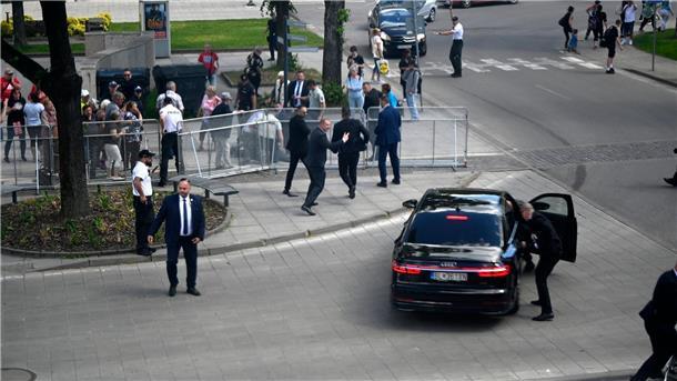 Kaum Hoffnung auf Versöhnung nach Attentat auf Fico Fico war am Mittwoch in der Kleinstadt Handlova von einem Rentner niedergeschossen worden.