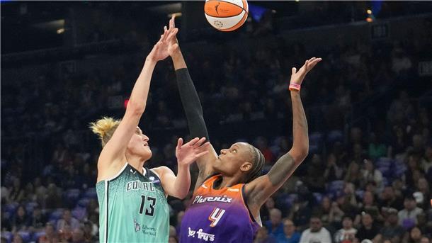 Deutsches Duell: New York gewinnt Auftakt in WNBA-Playoffs Fiebich (links) holte am Ende einen wichtigen Rebound und gewann das erste Playoff-Spiel mit den New York Liberty.