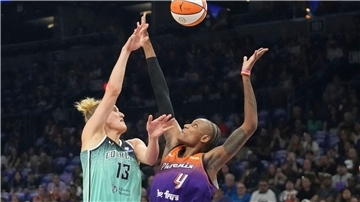 Fiebich (links) holte am Ende einen wichtigen Rebound und gewann das erste Playoff-Spiel mit den New York Liberty.