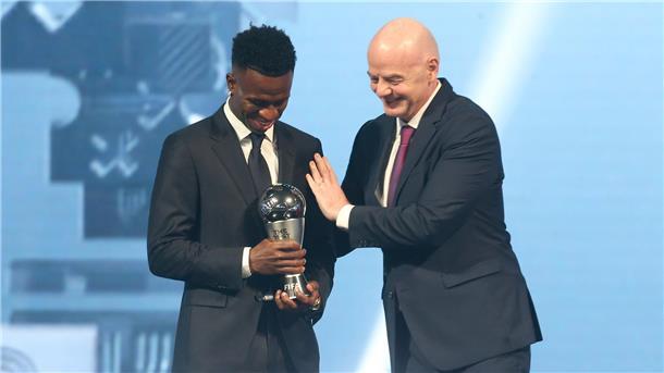Gala in Doha: Vinícius Júnior als Weltfußballer geehrt FIFA-Präsident Gianni Infantino ehrte Vinícius Júnior bei einer Gala in Doha.