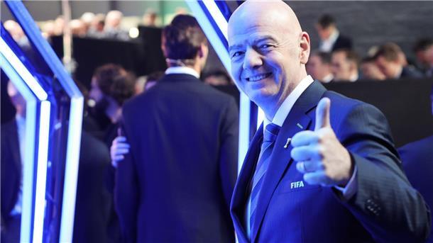 Weltfußballer? Ballon d’Or? Was welcher Preis bedeutet FIFA-Präsident Gianni Infantino kürt den Weltfußballer.