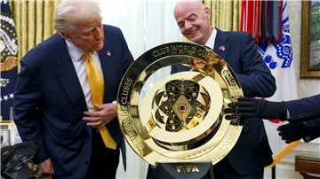FIFA-Präsident Gianni Infantino (r) präsentierte US-Präsident Donald Trump die Trophäe der Club-WM. 