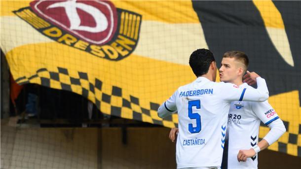 Paderborn setzt Siegesserie in Dresden fort Filip Bilbija (SC Paderborn, r) jubelt nach seinem Elfmeter zum 1:1 in Dresden mit Santiago Castaneda (SC Paderborn).