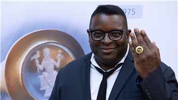 Filmemacher und Preisträger Isaac Julien zeigt stolz den Kaiserring an seinem Finger. Der Ring ist mit einem Aquamarin besetzt.