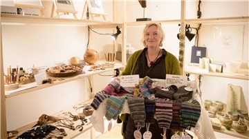 Filzkünstlerin Rieke Schiffer zeigt das erweiterte Angebot im Atelier in der „Alten Bürger“. Foto: Ralf Masorat