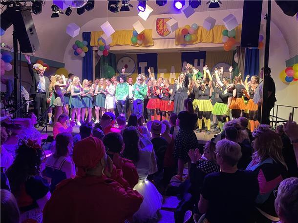 Finale: Am Schluss feierten alle Akteure gemeinsam auf der Bühne.