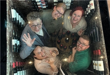 Finale für Ilir (unten rechts, im Uhrzeigersinn), Adriana, Claus, Dominique und Jasmin: Zum Abschied haben sich die „Mein Lokal, Dein Lokal“-Teilnehmer aus dem Cuxland für ein Foto in den nach oben hin verglasten Weinkeller des Wremer Ristorantes D‘Oro begeben.