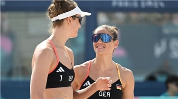Finalniederlage: Svenja Müller (l) und Cinja Tillmann verloren in Hamburg gegen Tanja Hüberli und Nina Brunner aus der Schweiz.