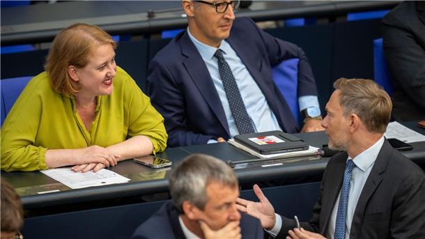 Regierung einigt sich auf Details der Kindergrundsicherung Finanzminister Christian Lindner (FDP) spricht im Bundestag mit Familienministerin Lisa Paus (Grüne).