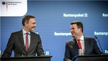 Finanzminister Christian Lindner (l) und Arbeitsminister Hubertus Heil stellen ihr Renten-Reformpaket in Berlin vor.