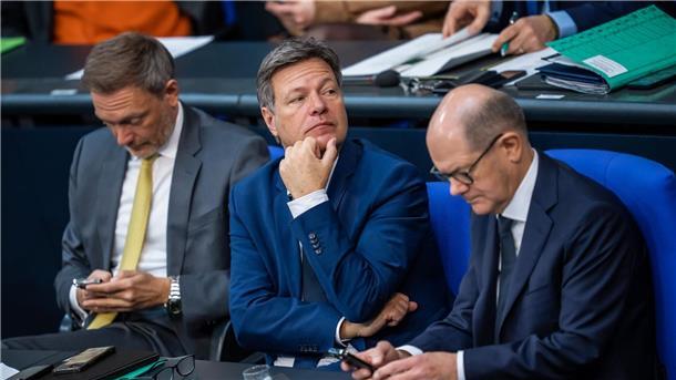 Drei Viertel bewerten Klima in Ampel-Regierung als schlecht Finanzminister Christian Lindner neben Wirtschaftsminister Robert Habeck und Bundeskanzler Olaf Scholz (v.l.n.r.) während einer Bundestagssitzung.