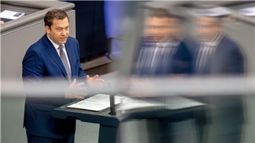 Finanzminister Klingbeil bringt den Haushalt in den Bundestag ein