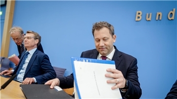 Finanzminister Klingbeil stellt seine Etatpläne in Berlin vor. 