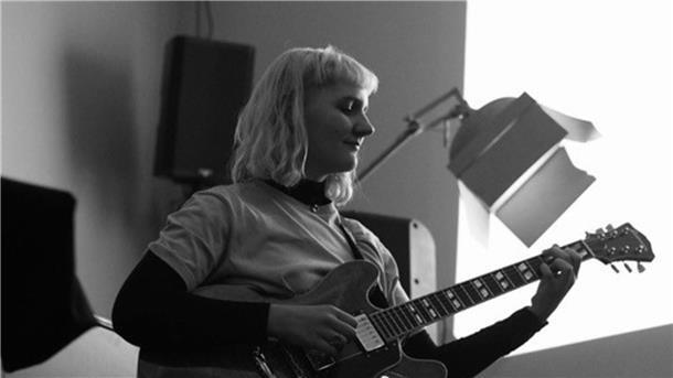 Frau mit Gitarre