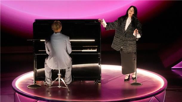Finneas (l) und Billie Eilish performen „What Was I Made For?“ im Dolby Theatre in Los Angeles.