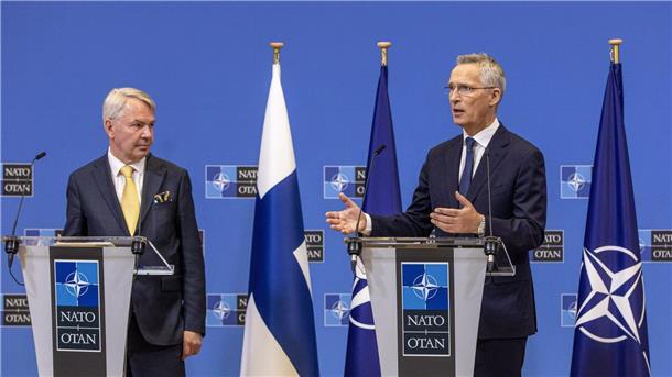 Finnlands Außenminister Pekka Haavisto (l) und Nato-Generalsekretär Jens Stoltenberg.