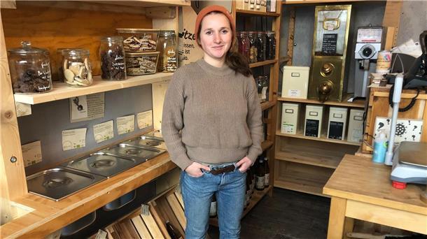 Fiona Brinker ist eine der zwei Geschäftsführerinnen des „Glückswinkels“ in der Bürgermeister-Schmidt-Straße in Bremerhaven.