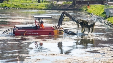 Firmenchef Godfried van Eijden sitzt in seiner „Vibi“ und fischt ohne Ende Pflanzenreste aus dem Holzhafen.