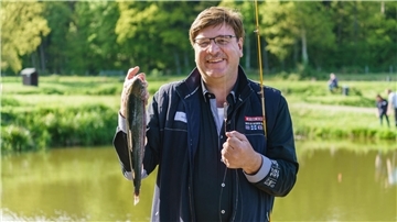 Fisch ist seine Leidenschaft – ob privat beim Angeln oder im Berufsalltag.