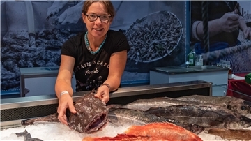 Eine Frau mit einem Fisch