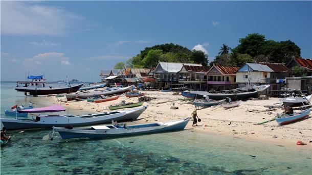 Fischerboote am Strand auf einer Insel im Spermonde-Archipel.