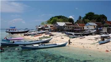 Fischerboote am Strand auf einer Insel im Spermonde-Archipel.