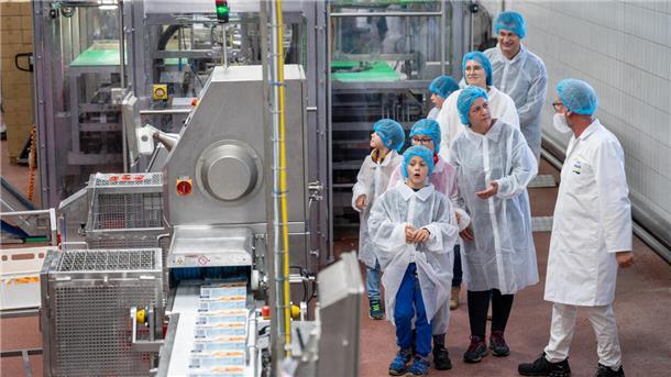 Fischstäbchen für Polen: Zum 20. Geburtstag des Reinheitsgebots öffnet Frosta die Fabrik für die Angehörigen ihrer Mitarbeiter.