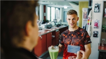 Fitnesstrainer Kenny (Joshua Kimmich, r) spricht mit Kalli Hammermann (Ferdinand Hofer) - eine Szene aus „Tatort: Hackl“.