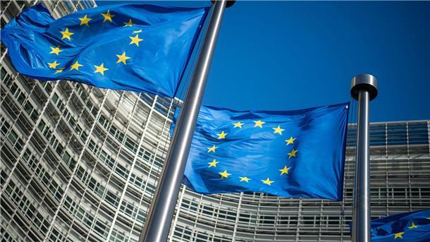 EU zahlt Millionen an Tunesien - Deutlich mehr Asylanträge Flaggen der Europäischen Union wehen vor dem Sitz der Europäischen Kommission in Brüssel.