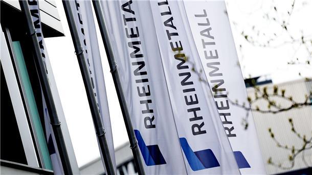 Cyberangriff auf Rüstungskonzern Rheinmetall Flaggen in Düsseldorf vor dem Rheinmetall-Gebäude.