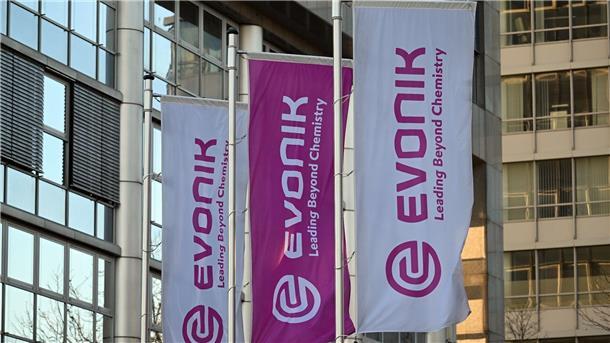Evonik rechnet mit Gewinnrückgang Flaggen mit dem Firmenlogo von Evonik vor der Zentrale des Unternehmens in Essen.