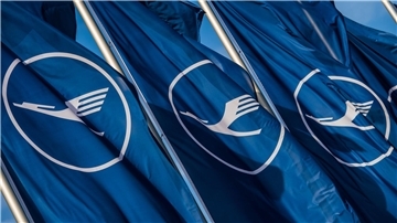 Flaggen mit dem Logo der Fluggesellschaft Lufthansa: Steigt die Lufthansa bei Ita Airways ein?