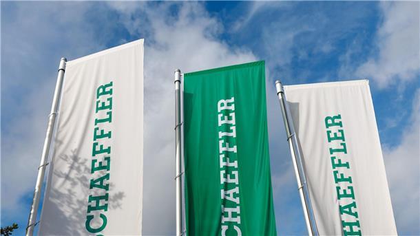 Schaeffler zieht es stärker nach China und in die USA Flaggen mit dem Schaeffler AG-Logo wehen vor der Zentrale des Unternehmens in Herzogenaurach.