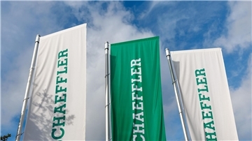 Flaggen mit dem Schaeffler AG-Logo wehen vor der Zentrale des Unternehmens in Herzogenaurach.