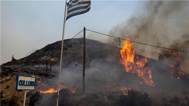 Zivilschutz warnt vor hoher Waldbrandgefahr in Griechenland Flammen lodern im vergangenen Jahr auf einem Hügel auf Rhodos.