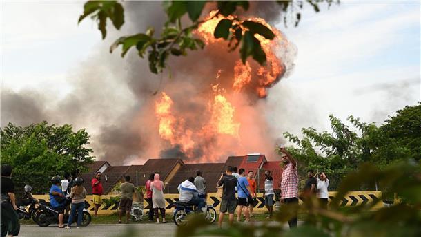 Gaspipeline in Malaysia explodiert - mehr als 100 Verletzte Flammen stiegen Dutzende Meter hoch in die Luft.