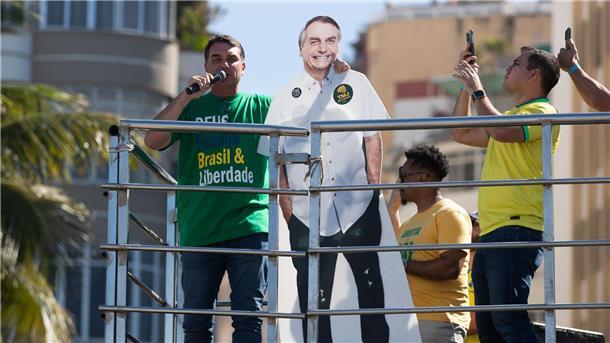 Brasiliens Ex-Präsident Bolsonaro muss in Hausarrest Flavio Bolsonaro stellte seinen Vater über Lautsprecher kurz zu den Demonstrierenden durch.