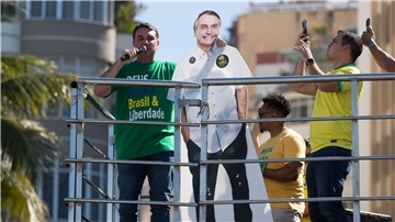 Flavio Bolsonaro stellte seinen Vater über Lautsprecher kurz zu den Demonstrierenden durch.