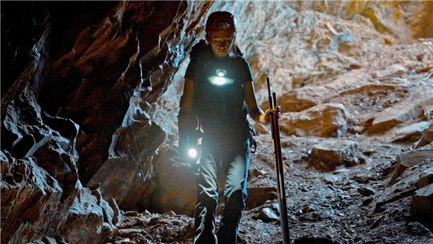 Passend zu Halloween: Arte-Doku über Draculas Transsilvanien Fledermausforscherin Georgiana Marginean steigt in die geheimnisvollen Tiefen einer Höhle der Karpaten hinab.