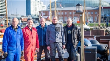 Männer im Hafen