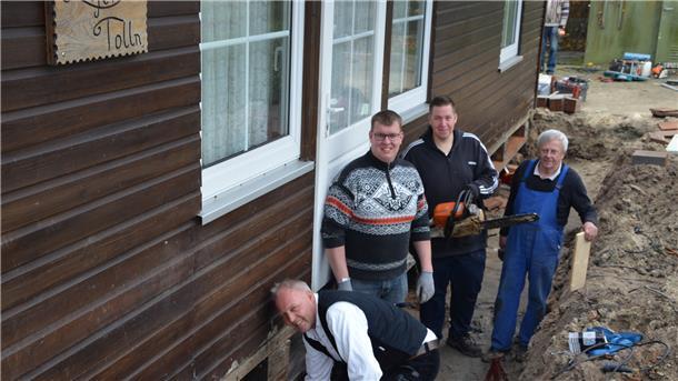 Fleißige Mitglieder des Bürgervereins Augustgroden sorgten jetzt dafür, dass der Schaden an der Unterkonstruktion des Vereinsheimes beseitigt wurde. 