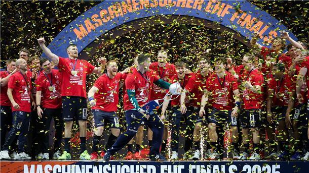 Kevin Möller führt Flensburg zur Titelverteidigung Flensburgs Spieler feiern die Titelverteidigung.