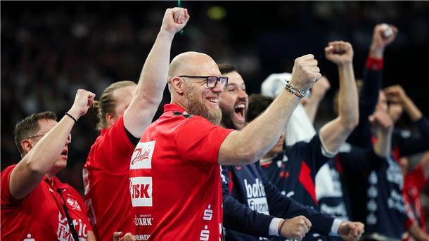 Kevin Möller führt Flensburg zur Titelverteidigung Flensburgs Trainer Ales Pajovic (M) jubelt.
