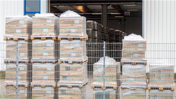 Fliesen über Fliesen: Die Lager und die Fabrik im Fischereihafen sind trotz des monatelangen Produktionsstopps noch immer voll.