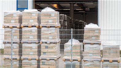 Fliesen über Fliesen: Die Lager und die Fabrik im Fischereihafen sind trotz des monatelangen Produktionsstopps noch immer voll.